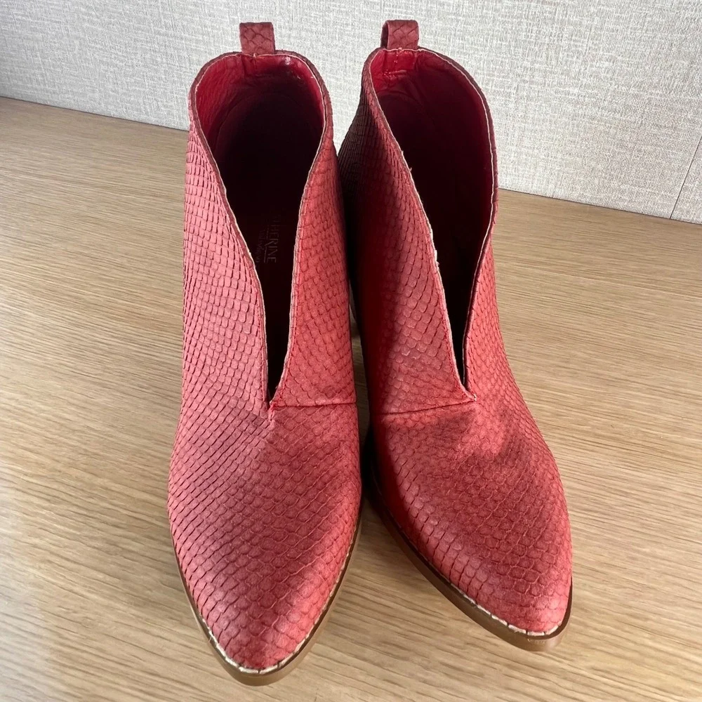 Catherine Malandrino Coral Textured V Cut Western Ankle Booties Boho Size 9